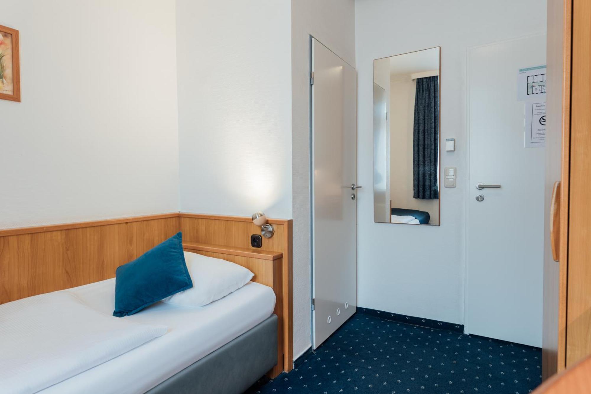 Hotel Commerz Гамбург Экстерьер фото